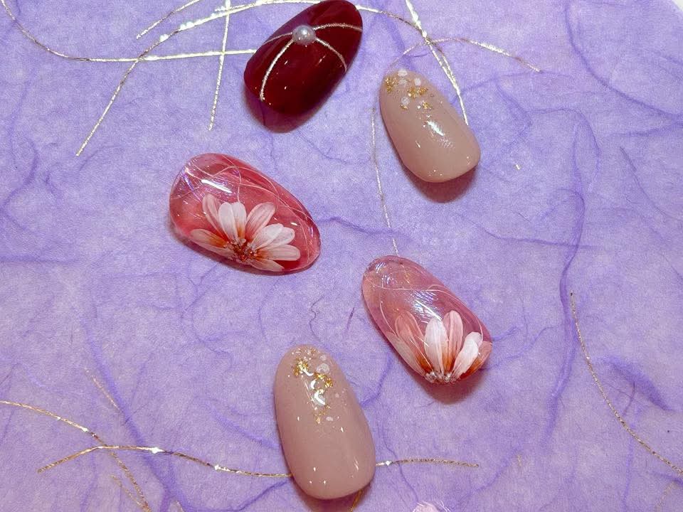 フラワーネイル デザイン 大人っぽい