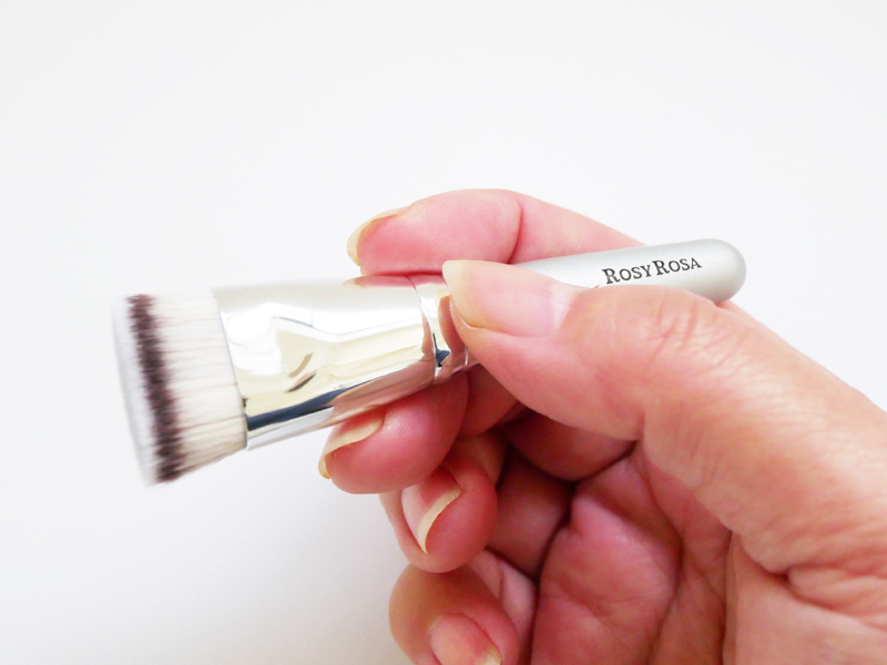 ロージーローザ マルチファンデブラシ 使い方