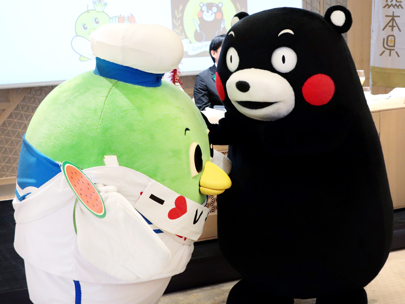 トリピーとくまモンのハグ