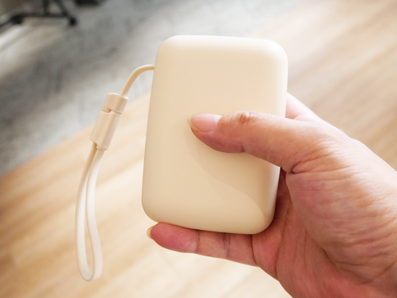 モッテル 準固体モバイルバッテリー 20,000mAh 大きさ